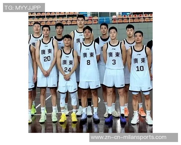 媒体人分享广东全运男篮探班照片赵睿身穿北京T恤与胡明轩崔永熙同框合影 媒体人分享广东全运男篮探班照片赵睿身穿北京T恤与胡明轩崔永熙同框合影