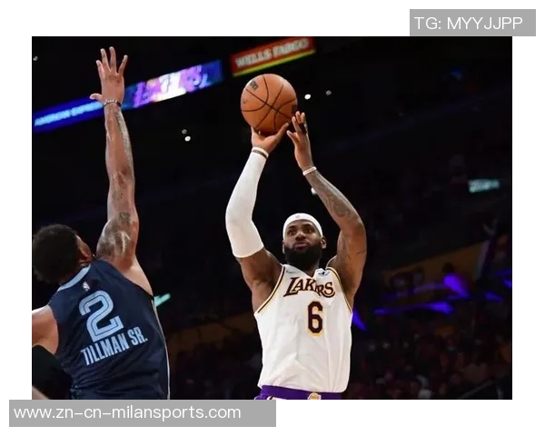 马卢阿奇精彩顺下空接暴扣成功打入本场首分展现出色表现 马卢阿奇精彩顺下空接暴扣成功打入本场首分展现出色表现